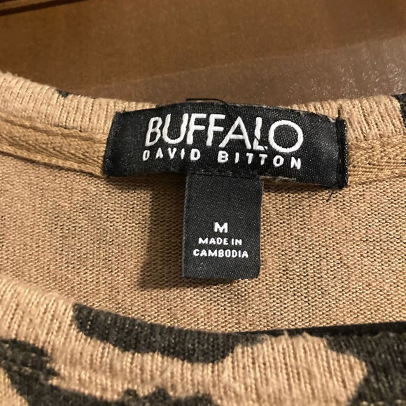 Buffalo David Bitton Cheetah top - Picture 2 of 4